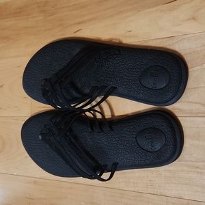 Sanuk women's flip flops size 10 black